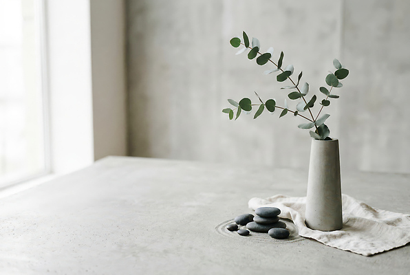 JPG 식물 편집이미지 탁자 실내 장식 인테리어 꽃병 회색 단순화된 미니멀 편집실사 젠 AI포토 AI콘텐츠 디자인 꽃 컬러 가구 내부 쌓기 돌 CG 파일형식