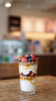 JPG 편집이미지 음식 과일 탁자 딸기 디저트 컵 카페 블루베리 파르페 요거트 그래놀라 그릭요거트 편집실사 AI포토 AI콘텐츠 식기 가구 유제품 상점 CG 파일형식