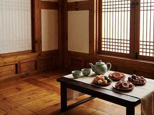 JPG 편집이미지 전통 문화 창 음식 탁자 디저트 한국 햇빛 송편 약과 다과 곶감 다과상 편집실사 AI포토 AI콘텐츠 아시아 무기 가구 떡 감 태양 전통음식 CG 건과일 파일형식