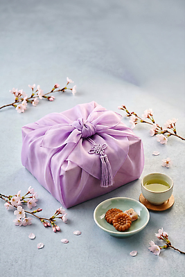 JPG 편집이미지 전통 문화 음식 봄꽃 디저트 잔 한국 선물포장 봄 벚꽃 보자기 예절 녹차 다과 선물세트 편집실사 AI포토 AI콘텐츠 식기 계절 꽃 아시아 포장 선물 차_음료 CG 파일형식 천_직물