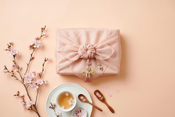JPG 편집이미지 꽃 분홍색 선물포장 장식 숟가락 봄 벚꽃 보자기 찻잔 오브젝트 선물세트 편집실사 AI포토 AI콘텐츠 식물 계절 컬러 포장 잔 수저 선물 CG 파일형식 천_직물