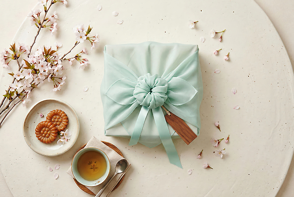JPG 편집이미지 꽃 리본 포장 디저트 선물포장 선물 숟가락 봄 벚꽃 보자기 다기 오브젝트 선물세트 편집실사 AI포토 AI콘텐츠 식물 계절 음식 수저 다도 CG 파일형식 천_직물