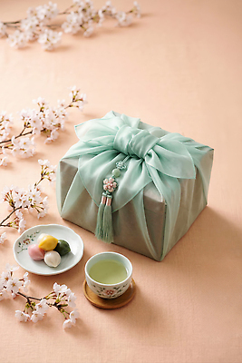 JPG 편집이미지 전통 접시 포장 디저트 떡 선물포장 선물 상자 봄 벚꽃 보자기 선물세트 편집실사 AI포토 AI콘텐츠 식기 계절 꽃 음식 CG 파일형식 천_직물