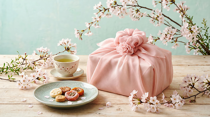 JPG 편집이미지 전통 음식 분홍색 탁자 디저트 선물포장 선물 장식 과자 봄 벚꽃 보자기 다과 선물세트 편집실사 AI포토 AI콘텐츠 계절 꽃 컬러 가구 포장 CG 파일형식 천_직물