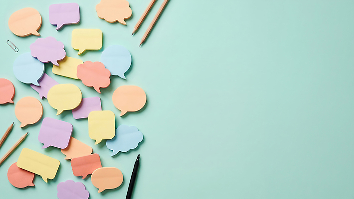 JPG 편집이미지 말풍선 생각 아이디어 대화 필기구 연필 펜 메모지 포스트잇 편집실사 AI포토 AI콘텐츠 컨셉 문구용품 학용품 말하기 사무용품 CG 파일형식