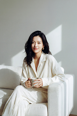 JPG 편집이미지 여자 여유 커피 아침 집안 휴식 실내 생활 소파 햇빛 의료성형뷰티 편집실사 AI인물포토 AI콘텐츠 주간 감정 음료 컨셉 의자 사람 내부 태양 CG 파일형식 AI포토
