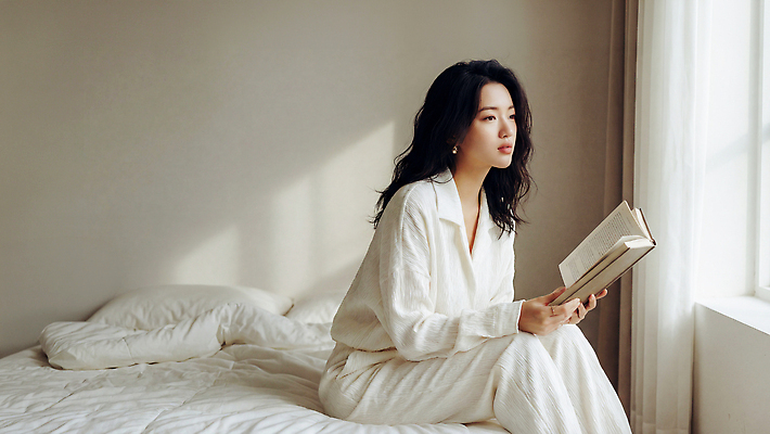 JPG 편집이미지 여자 휴식 실내 책 독서 머리 방 침대 집중 창가 페이지 일과 의료성형뷰티 스타일 편집실사 AI인물포토 AI콘텐츠 가구 컨셉 창문 사람 내부 신체부위 CG 파일형식 AI포토