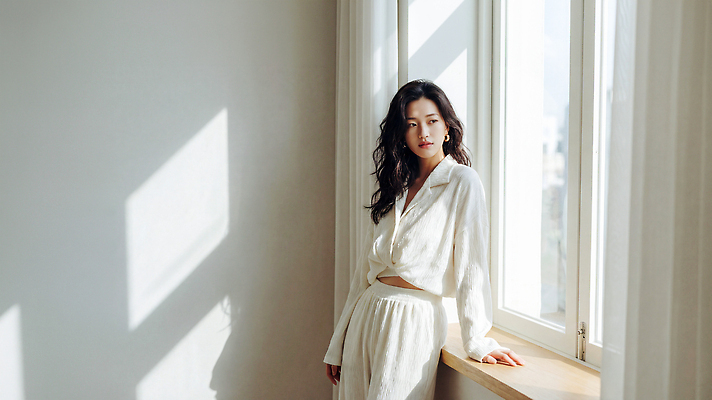 JPG 편집이미지 옷 여자 표정 빛 기댐 공간 방 흰색 편안함 창가 의료성형뷰티 편집실사 AI인물포토 AI콘텐츠 컬러 창문 모션 사람 감각 CG 파일형식 AI포토