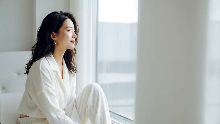 JPG 편집이미지 응시 여자 생각 아침 실내 일상 햇빛 고요 편안함 창가 일과 순간 의료성형뷰티 편집실사 AI인물포토 AI콘텐츠 주간 시선 창문 사람 내부 라이프 태양 감각 CG 파일형식 AI포토