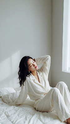 JPG 편집이미지 옷 여자 생각 창문 아침 앉기 머리 고요 방 흰색 침대 순간 의료성형뷰티 편집실사 AI인물포토 AI콘텐츠 주간 컬러 가구 모션 사람 신체부위 CG 파일형식 AI포토