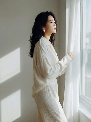 JPG 편집이미지 여자 생각 일상 빛 햇빛 방 창가 일과 의료성형뷰티 편집실사 AI인물포토 AI콘텐츠 창문 사람 라이프 태양 CG 파일형식 AI포토