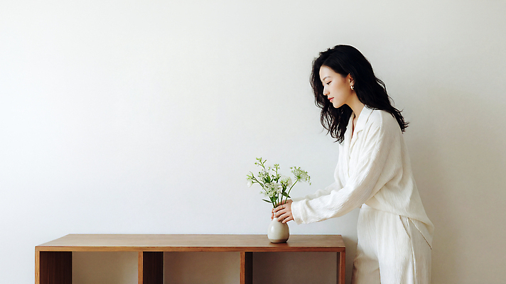 JPG 나무 식물 편집이미지 옷 여자 꽃 벽 가구 모션 실내 장식 인테리어 꽃병 방 편안함 의료성형뷰티 편집실사 AI인물포토 AI콘텐츠 디자인 생활용품 사람 내부 감각 CG 파일형식 AI포토