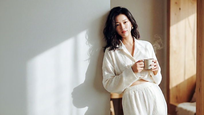 JPG 편집이미지 여자 커피 벽 아침 휴식 실내 일상 기댐 공간 편안함 의료성형뷰티 차분 편집실사 AI인물포토 AI콘텐츠 주간 음료 컨셉 모션 사람 내부 라이프 감각 CG 파일형식 AI포토