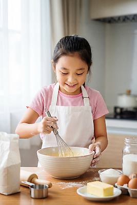JPG 편집이미지 어린이 재료 식탁 요리 웃음 소녀 학습 주방 계란 앞치마 설탕 반죽 밀가루 요리중 버터 의료성형뷰티 편집실사 AI인물포토 AI콘텐츠 여자 교육 모션 탁자 표정 사람 알 가루 CG 파일형식 AI포토
