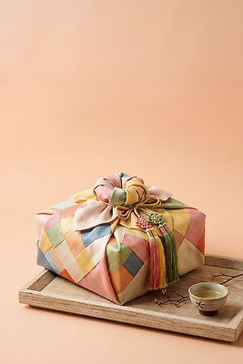 JPG 편집이미지 전통 디자인 문화 포장 잔 한국 쟁반 선물 장식 상자 보자기 한복 편집실사 AI포토 AI콘텐츠 한국전통 식기 아시아 전통의상 CG 파일형식 천_직물