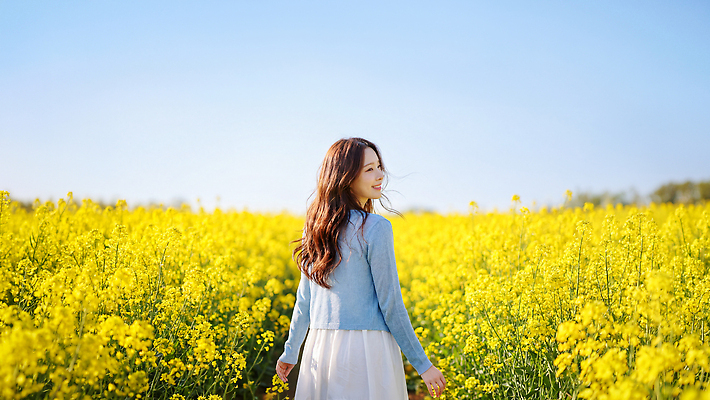 JPG 편집이미지 여자 행복 꽃밭 자연 하늘 미소 풍경 걷기 봄 산책 들꽃 즐거움 유채밭 의료성형뷰티 편집실사 AI인물포토 AI콘텐츠 계절 꽃 감정 밭 모션 휴식 표정 사람 CG 유채 생태계 파일형식 AI포토