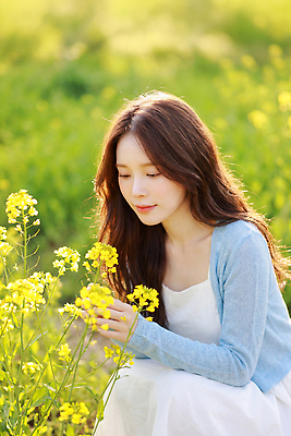 JPG 식물 편집이미지 여자 꽃 꽃밭 자연 야외 봄 산책 관심 유채밭 의료성형뷰티 편집실사 AI인물포토 AI콘텐츠 계절 밭 휴식 사람 CG 유채 생태계 파일형식 AI포토
