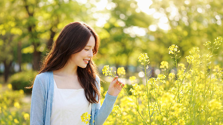 JPG 나무 식물 편집이미지 여자 꽃 꽃밭 자연 웃음 풍경 햇빛 정원 봄 산책 즐거움 유채 유채밭 의료성형뷰티 편집실사 AI인물포토 AI콘텐츠 계절 감정 밭 휴식 표정 사람 태양 CG 생태계 파일형식 AI포토