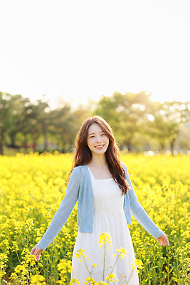 JPG 나무 편집이미지 드레스 여자 행복 감정 꽃밭 자연 웃음 풍경 야외 햇빛 봄 산책 유채밭 의료성형뷰티 편집실사 AI인물포토 AI콘텐츠 식물 옷 계절 꽃 밭 휴식 표정 사람 태양 CG 유채 생태계 파일형식 AI포토