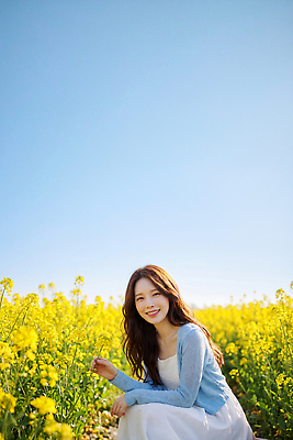 JPG 편집이미지 여자 꽃 감정 꽃밭 모션 자연 미소 웃음 풍경 봄 산책 즐거움 유채밭 의료성형뷰티 편집실사 AI인물포토 AI콘텐츠 식물 계절 밭 휴식 표정 사람 CG 유채 생태계 파일형식 AI포토