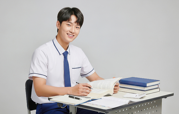 JPG 편집이미지 학생 교복 남학생 교실 학교 청소년 책 학습 독서 필기구 집중 책상 오후 의료성형뷰티 편집실사 AI인물포토 AI콘텐츠 옷 교육 남자 가구 컨셉 문구용품 사람 CG 파일형식 AI포토