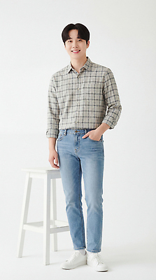 옷 셔츠 바지 모션 표정 사람 성인 내부 CG 파일형식 AI포토 남자 체크셔츠 청바지 서기 주머니 실내 스타일 패션 모델 포즈 미소 캐주얼 편집실사 JPG 편집이미지 청년 AI인물포토 AI콘텐츠 의료성형뷰티