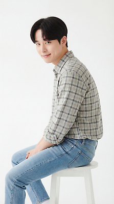 JPG 편집이미지 패션 남자 포즈 셔츠 미소 사람 앉기 청년 흰배경 체크무늬 스타일 편집실사 AI인물포토 AI콘텐츠 백그라운드 상의 무늬 모션 표정 성인 흰색 CG 파일형식 AI포토