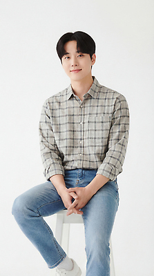 JPG 모델 편집이미지 옷 패션 남자 포즈 셔츠 미소 사람 앉기 청년 청바지 흰배경 체크무늬 스타일 편집실사 AI인물포토 AI콘텐츠 백그라운드 상의 무늬 바지 모션 표정 성인 흰색 CG 파일형식 AI포토