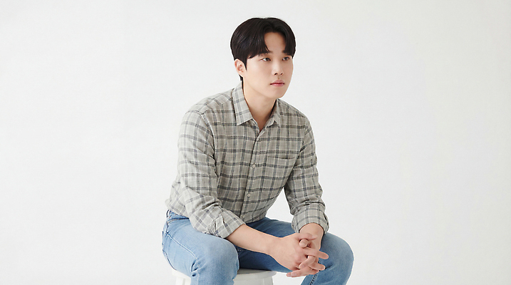 JPG 편집이미지 남자 감정 포즈 생각 모션 앉기 청년 편집실사 AI인물포토 AI콘텐츠 사람 성인 CG 파일형식 AI포토