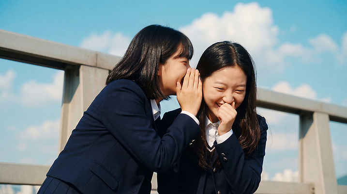 교육 감정 컨셉 관계 날씨 표정 말하기 사람 친구 CG 파일형식 AI포토 비밀 웃음 대화 즐거움 도시 백그라운드 하늘 맑음 학교 우정 시간 편집실사 JPG 편집이미지 청소년 AI인물포토 AI콘텐츠 의료성형뷰티