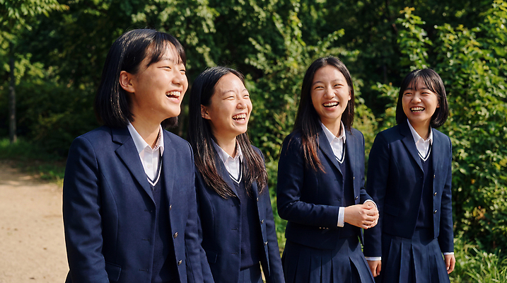 JPG 나무 편집이미지 여학생 행복 학교 모션 자연 이야기 웃음 친구 소풍 걷기 숲 연령 소통 편집실사 AI인물포토 AI콘텐츠 식물 학생 여자 교육 감정 컨셉 관계 표정 야외활동 CG 생태계 파일형식 AI포토