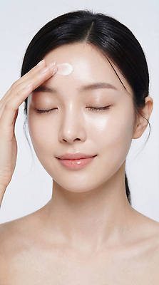 JPG 편집이미지 손 여자 얼굴 관리 뷰티 화장품 촉촉함 주름 피부 크림 스킨케어 보습 뷰티풀 이마 의료성형뷰티 편집실사 AI인물포토 AI콘텐츠 사람 신체부위 젖음 CG 파일형식 AI포토