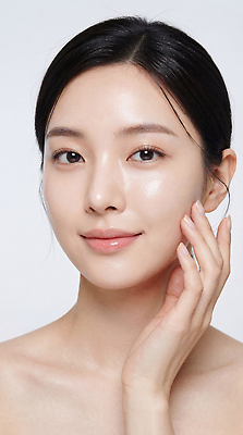 JPG 편집이미지 손 여자 얼굴 관리 미소 화장 뷰티 표현 자신감 피부 뷰티풀 의료성형뷰티 편집실사 AI인물포토 AI콘텐츠 감정 표정 사람 신체부위 CG 파일형식 AI포토