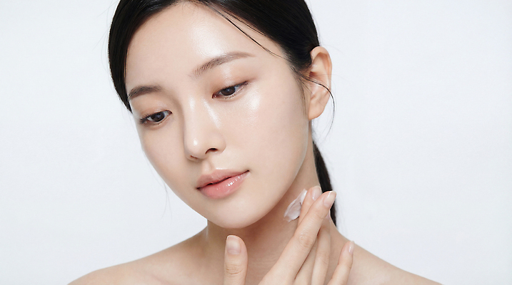 JPG 편집이미지 손 여자 얼굴 조명 관리 뷰티 화장품 세수 피부 크림 뷰티풀 의료성형뷰티 편집실사 AI인물포토 AI콘텐츠 사람 신체부위 청결 CG 파일형식 AI포토