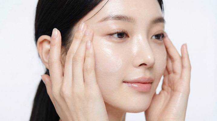 JPG 편집이미지 손 여자 얼굴 밝음 관리 일상 뷰티 화장품 피부 크림 스킨케어 의료성형뷰티 편집실사 AI인물포토 AI콘텐츠 사람 라이프 신체부위 CG 파일형식 AI포토