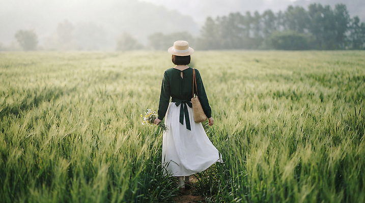 JPG 나무 식물 편집이미지 여자 꽃 길 밭 자연 하늘 날씨 풍경 초원 여름 걷기 청보리 청보리밭 의료성형뷰티 편집실사 AI인물포토 AI콘텐츠 계절 농업 모션 사람 CG 생태계 보리 파일형식 AI포토