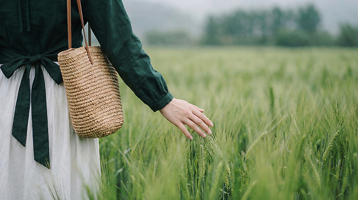 JPG 식물 편집이미지 손 모션 자연 사람 풍경 초원 걷기 청보리 청보리밭 의료성형뷰티 편집실사 AI인물포토 AI콘텐츠 밭 신체부위 CG 생태계 보리 파일형식 AI포토