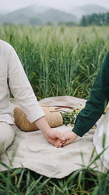 JPG 편집이미지 손 꽃 자연 휴식 함께함 사람 앉기 초원 두명 잡기 오후 청보리 청보리밭 평야 의료성형뷰티 편집실사 AI인물포토 AI콘텐츠 식물 컨셉 밭 모션 신체부위 CG 생태계 보리 파일형식 AI포토