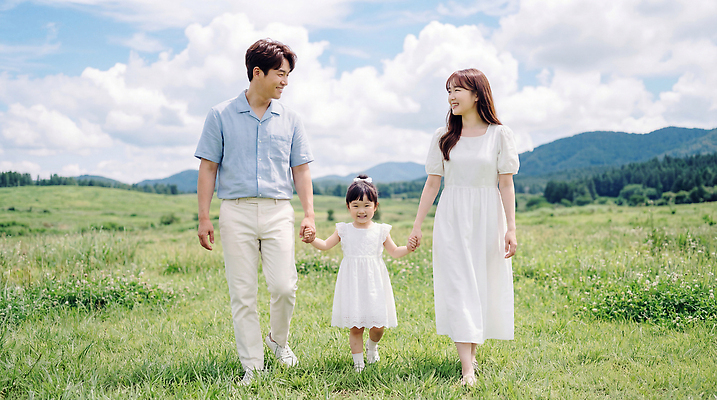 JPG 편집이미지 가족 자연 하늘 산 함께함 풍경 초원 부모 걷기 아기 즐거움 의료성형뷰티 편집실사 AI인물포토 AI콘텐츠 감정 컨셉 관계 모션 사람 CG 생태계 파일형식 AI포토