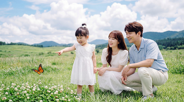 JPG 편집이미지 감정 어린이 나비 가족 자연 웃음 손짓 초원 여름 부모 즐거움 오후 의료성형뷰티 편집실사 AI인물포토 AI콘텐츠 계절 곤충 관계 모션 표정 사람 CG 생태계 파일형식 AI포토