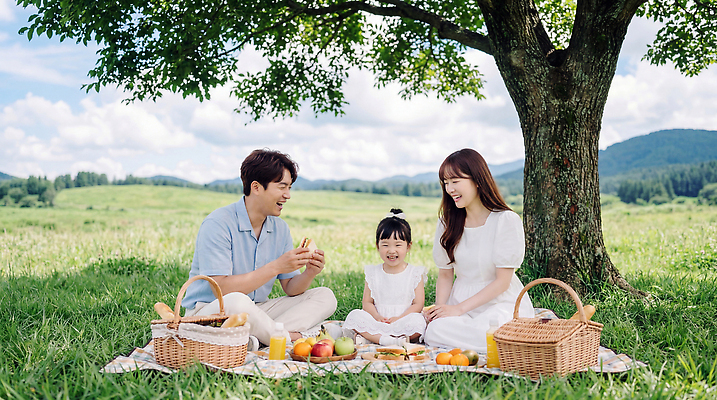 JPG 나무 편집이미지 행복 어린이 음식 가족 자연 휴식 웃음 초원 야외 여름 소풍 식사 외식 소통 의료성형뷰티 편집실사 AI인물포토 AI콘텐츠 식물 계절 감정 컨셉 관계 표정 사람 야외활동 CG 생태계 파일형식 AI포토