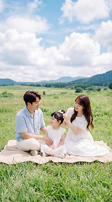 JPG 편집이미지 행복 어린이 가족 자연 엄마 잔디 초원 야외 소풍 아빠 의료성형뷰티 편집실사 AI인물포토 AI콘텐츠 식물 감정 관계 사람 야외활동 CG 생태계 파일형식 AI포토