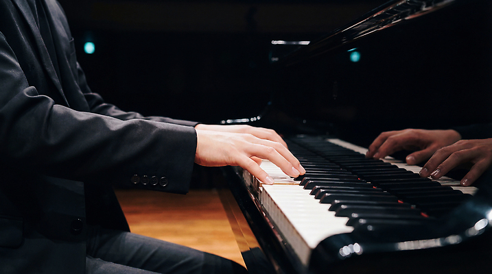 JPG 편집이미지 손 남자 예술 악기 음악 포즈 연주 소리 공연 음악가 무대 키보드 피아노 집중 피아니스트 순간 의료성형뷰티 편집실사 AI인물포토 AI콘텐츠 직업 컨셉 문화예술 사람 이벤트 신체부위 연주자 건반악기 CG 파일형식 AI포토
