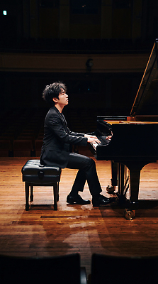 JPG 편집이미지 남자 예술 악기 음악 연주 조명 공연 무대 피아노 클래식 공연장 집중 피아니스트 아티스트 혼자 의료성형뷰티 편집실사 AI인물포토 AI콘텐츠 직업 컨셉 문화예술 사람 이벤트 연주자 건반악기 극장 CG 파일형식 AI포토