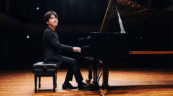 JPG 편집이미지 남자 악기 음악 연주 음표 손가락 조명 공연 무대 피아노 클래식 집중 피아니스트 멜로디 의료성형뷰티 편집실사 AI인물포토 AI콘텐츠 손 기호 컨셉 문화예술 사람 이벤트 연주자 건반악기 CG 파일형식 AI포토