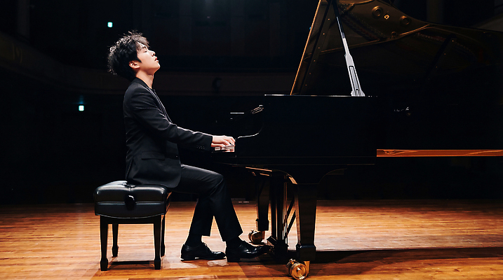 JPG 편집이미지 남자 감정 음악 연주 조명 소리 공연 음악가 무대 피아노 클래식 공연장 집중 피아니스트 아티스트 의료성형뷰티 편집실사 AI인물포토 AI콘텐츠 직업 컨셉 문화예술 사람 이벤트 연주자 건반악기 극장 CG 파일형식 AI포토