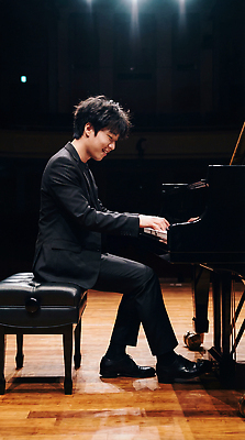 JPG 편집이미지 남자 악기 음악 연주 음표 손가락 공연 무대 피아노 클래식 공연장 집중 연습 피아니스트 아티스트 의료성형뷰티 편집실사 AI인물포토 AI콘텐츠 직업 손 기호 컨셉 문화예술 사람 이벤트 연주자 건반악기 극장 CG 파일형식 AI포토