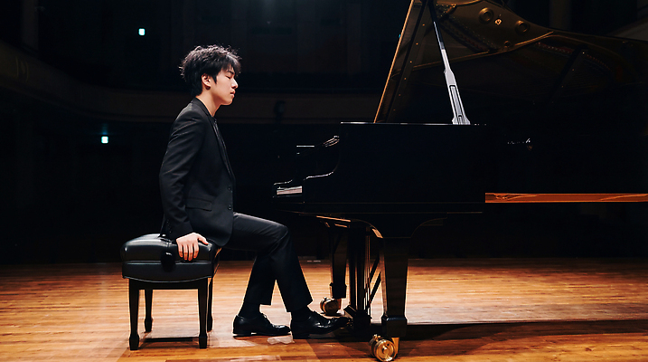 JPG 편집이미지 손 남자 예술 음악 연주 의자 조명 검은색 공연 무대 건반 피아노 클래식 집중 피아니스트 의료성형뷰티 편집실사 AI인물포토 AI콘텐츠 컬러 가구 컨셉 문화예술 사람 이벤트 신체부위 연주자 건반악기 CG 파일형식 AI포토