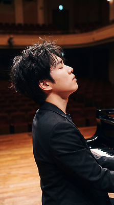 JPG 편집이미지 남자 예술 음악 연주 손가락 사람 공연 무대 건반 피아노 공연장 집중 조용 피아니스트 순간 의료성형뷰티 편집실사 AI인물포토 AI콘텐츠 손 컨셉 문화예술 이벤트 연주자 건반악기 극장 CG 파일형식 AI포토