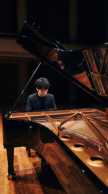 JPG 편집이미지 남자 예술 악기 음악 연주 손가락 조명 공연 무대 홀 건반 피아노 클래식 공연장 피아니스트 의료성형뷰티 편집실사 AI인물포토 AI콘텐츠 손 컨셉 문화예술 사람 이벤트 공간 연주자 건반악기 극장 CG 파일형식 AI포토